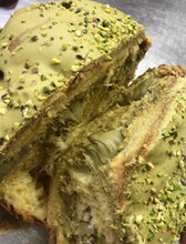 Carica l&#39;immagine nel visualizzatore di Gallery, Panettone artigianale con crema Pistacchio da 1.2Kg
